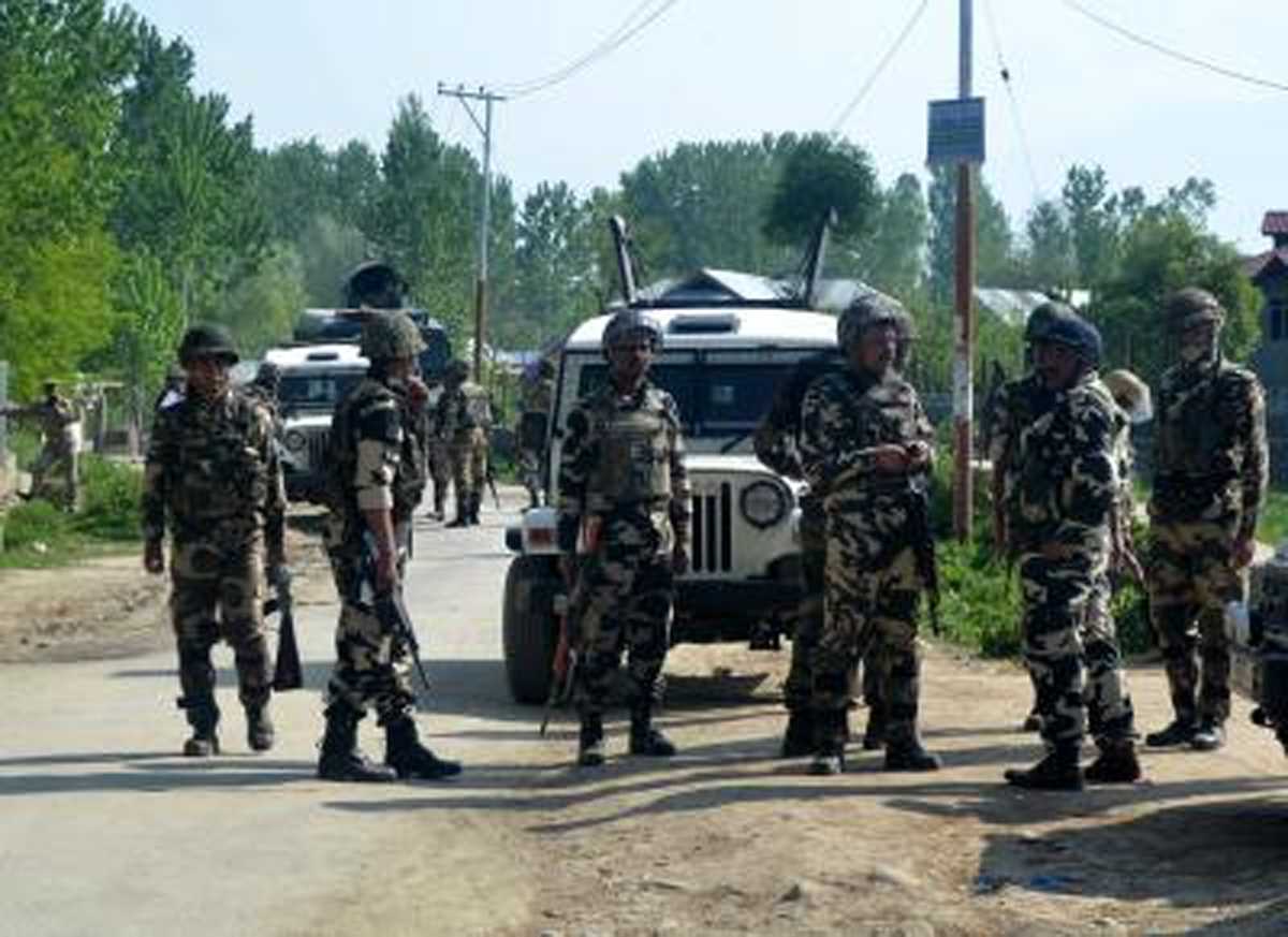 जम्मू-कश्मीर के अनंतनाग में ग्रेनेड हमले में जवान समेत 3 घायल